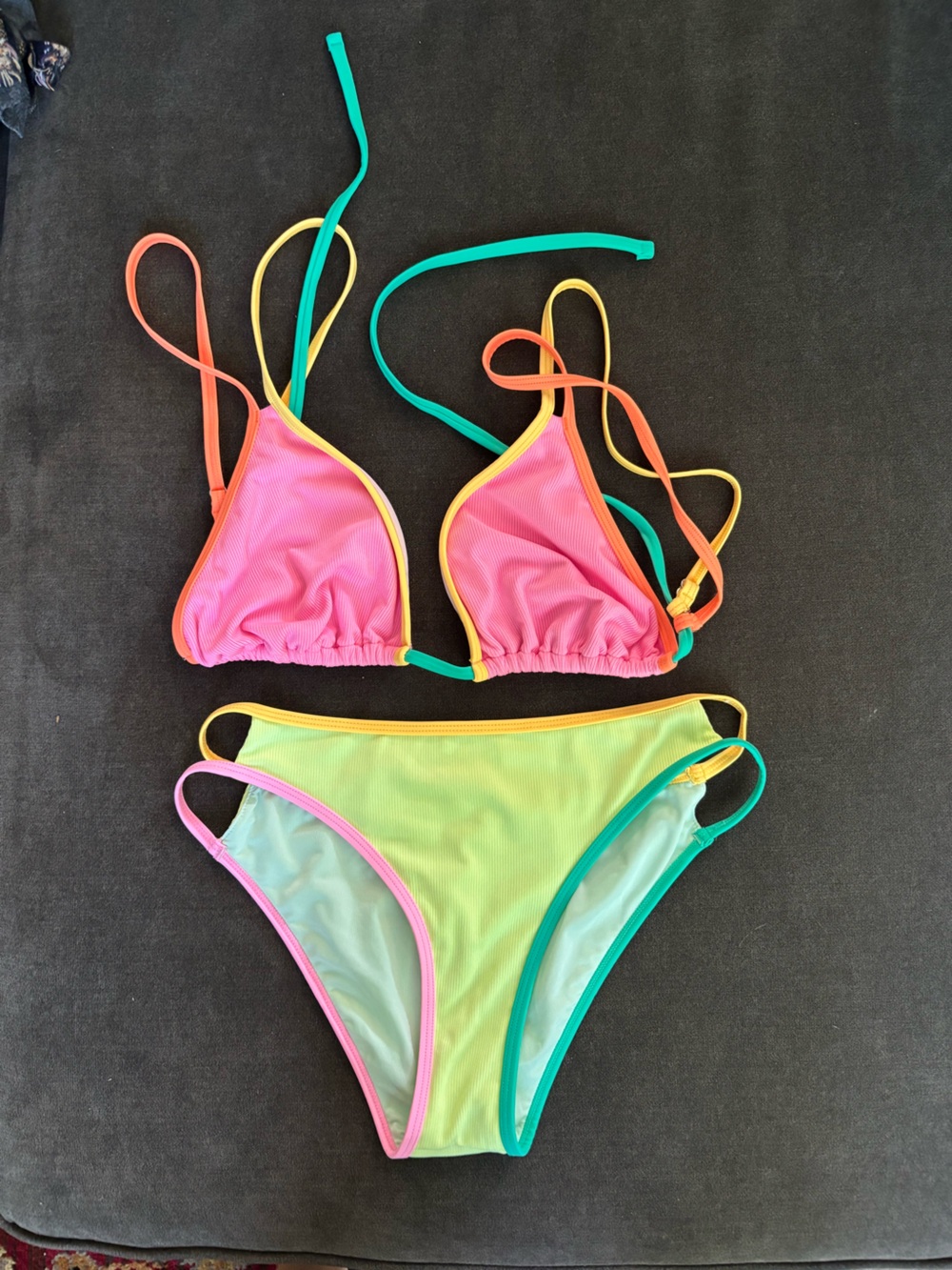 Cupshe Colorblock V-Neck Bikini Top & Cutout Cheeky Bottoms Set